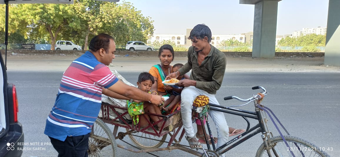 Volunteer distributing food to families on the street