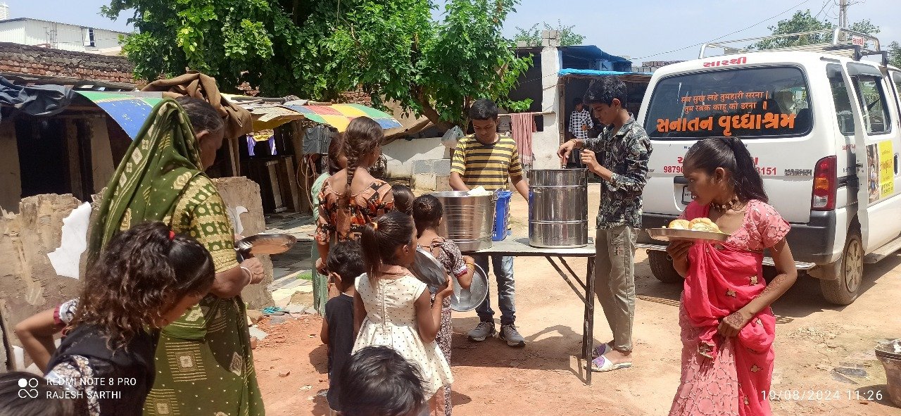 Food distribution in slum areas with Sarthi Foundation van